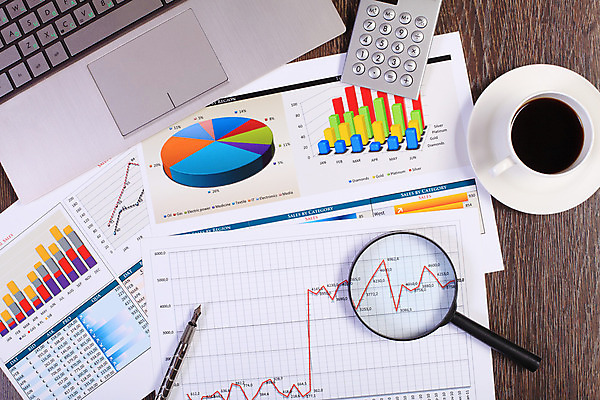 포토 JPG 해외이미지 종이 컨셉 회사 비즈니스 통계 탁자 그래프 직장 사람없음 사무실 펜 볼펜 자료 계산기 정보 키보드 업무 계획 오브젝트 보고서 문서 해외202004 해외포토 가구 문구용품 필기구 장비 작업 파일형식