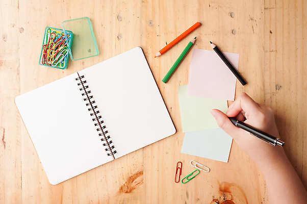 포토 JPG 해외이미지 손 여자 종이 백그라운드 아이디어 신체부위 연필 펜 라벨 다이어리 공책 공백 기록 작업 클립 페이지 해외202004 해외포토 컨셉 문구용품 학용품 프레임 사람 필기구 사무용품 파일형식