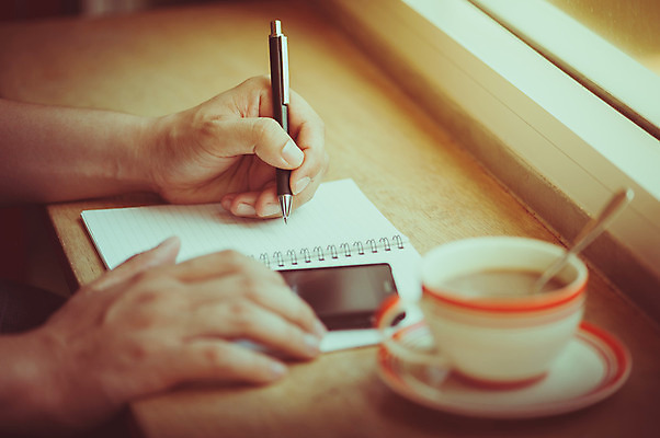 포토 JPG 해외이미지 라이프스타일 손 남자 커피 음료 백그라운드 휴식 신체부위 컵 스마트폰 펜 다이어리 공책 카페 기록 작업 에스프레소 해외202004 해외포토 식기 컨셉 문구용품 사람 생활 핸드폰 스마트기기 필기구 상점 사무용품 파일형식