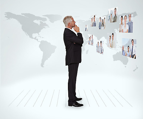 포토 JPG 해외이미지 전신 백인 응시 여자 남자 40대 중년 50대 세계지도 서기 여러명 상반신 20대 성인 옆모습 30대 글로벌 스크린 턱괴기 직장인 비즈니스맨 비즈니스우먼 직원 고민 경영자 채용 해외202004 해외포토 서양인 직업 시선 감정 뷰포인트 다수 지도 비즈니스 모션 사람 청년 장년 세계 리더 파일형식