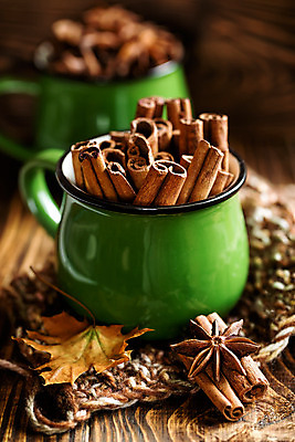 포토 JPG 해외이미지 음식 백그라운드 재료 탁자 요리 사람없음 갈색 주방 가을 조미료 막대기 달콤 향신료 향료 향 시나몬 해외202004 해외포토 계절 컬러 가구 맛 향기 냄새 향미료 파일형식