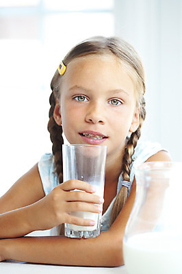 포토 JPG 해외이미지 라이프스타일 여자 딸 행복 음료 어린이 유리 탁자 아침 주택 실내 한명 사람 컵 파란색 주방 식사 육아 우유 마시기 아침식사 건강식 초보 맛있는 해외202004 해외포토 주간 1 식기 감정 음식 컬러 가구 가족 모션 재질 유제품 내부 건물 생활 파일형식