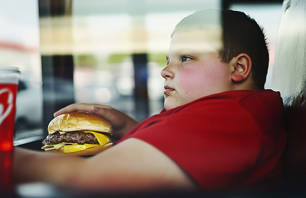 JPG 편집이미지 응시 남자 어린이 창문 한명 소년 상반신 햄버거 비만 소아비만 의료성형뷰티 소년한명만 편집실사 AI인물포토 AI콘텐츠 1 시선 패스트푸드 사람 질병 몸매 CG 남자한명만 소년만 파일형식 AI포토