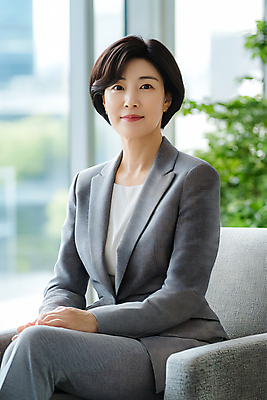 JPG 편집이미지 여자 창문 한명 미소 앉기 성인 소파 다리꼬기 비즈니스우먼 손모으기 커리어 의료성형뷰티 성인여자한명만 편집실사 AI인물포토 AI콘텐츠 1 의자 비즈니스 모션 표정 사람 손짓 직장인 CG 여자한명만 성인여자만 파일형식 AI포토