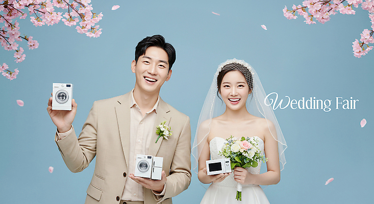 PSD 편집이미지 부부 여자 남자 꽃잎 행복 부케 웨딩드레스 하늘색 면사포 미소 들기 턱시도 상반신 성인 두명 미니어처 가전제품 신혼 신랑신부 의료성형뷰티 성인만 스드메 이미지편집 편집실사 커플 드레스 꽃 감정 신부_웨딩 꽃다발 신랑 결혼 모션 표정 사람 정장 파란색 모형 CG 결혼소품 신조어 약어 파일형식