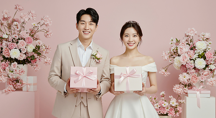 JPG 편집이미지 부부 여자 남자 꽃 행복 리본 화분 웨딩드레스 미소 들기 턱시도 성인 두명 선물상자 신혼 신랑신부 연분홍색 의료성형뷰티 성인만 스드메 편집실사 AI인물포토 AI콘텐츠 식물 커플 드레스 감정 신부_웨딩 분홍색 신랑 결혼 모션 표정 선물 사람 정장 상자 CG 신조어 약어 파일형식 AI포토