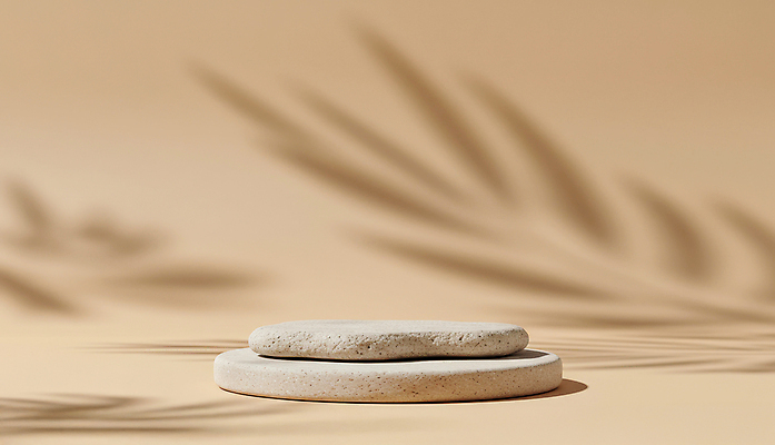 JPG 편집이미지 잎 그림자 사람없음 원형 돌판 베이지색 포디움 편집실사 AI포토 AI콘텐츠 도형 식물 컬러 무대 돌_바위 CG 파일형식