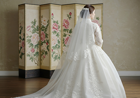 JPG 편집이미지 여자 패션 신부 웨딩드레스 결혼식 면사포 한명 성인 전통혼례 병풍 한복드레스 의료성형뷰티 성인여자한명만 스드메 편집실사 AI인물포토 AI콘텐츠 1 한국전통 드레스 결혼 사람 한복 CG 전통의례 결혼소품 신조어 약어 여자한명만 성인여자만 파일형식 AI포토