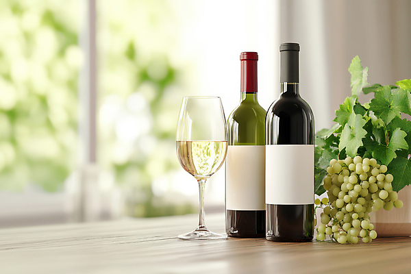 JPG 편집이미지 와인잔 집안 주류 사람없음 햇빛 레드와인 화이트와인 창가 와인병 청포도 나무탁자 포도잎 편집실사 AI포토 AI콘텐츠 음료 잎 술잔 창문 탁자 포도 병_용기 실내 태양 와인 CG 파일형식