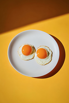 JPG 편집이미지 접시 그림자 사람없음 노란색 두개 계란프라이 단백질 반숙 편집실사 AI포토 AI콘텐츠 식기 컬러 2 계란요리 CG 영양소 파일형식