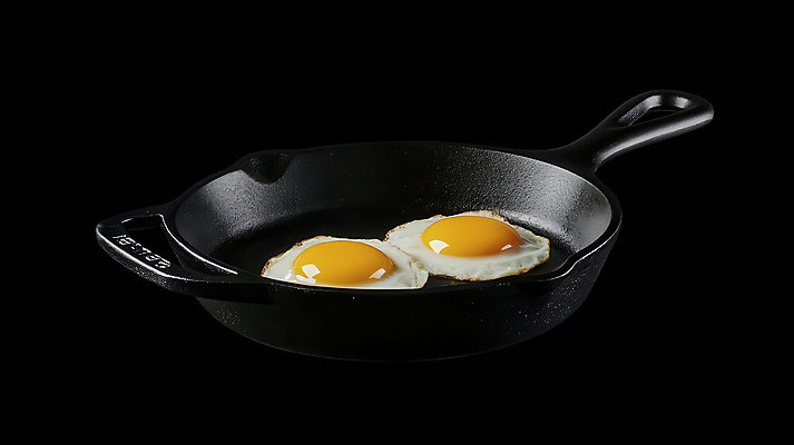 JPG 편집이미지 사람없음 검은색 어둠 두개 프라이팬 계란프라이 단백질 반숙 편집실사 AI포토 AI콘텐츠 컬러 2 주방용품 계란요리 CG 영양소 파일형식