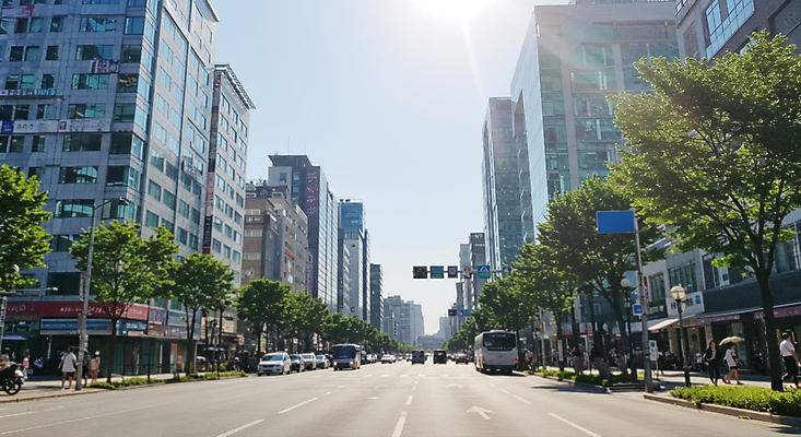 JPG 나무 편집이미지 도로 자동차 버스 사람 빌딩 여러명 여름 햇빛 도심 군중 더위 지구온난화 기후변화 편집실사 AI인물포토 AI콘텐츠 식물 계절 길 육상교통 다수 교통시설 날씨 대중교통 건물 태양 도시 변화 CG 파일형식 AI포토