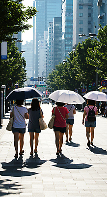 JPG 전신 나무 편집이미지 여자 가방 그림자 들기 빌딩 여러명 성인 뒷모습 여름 햇빛 도심 더위 양산 지구온난화 기후변화 의료성형뷰티 성인여자만 편집실사 AI인물포토 AI콘텐츠 식물 잡화 계절 뷰포인트 다수 모션 날씨 사람 건물 태양 도시 변화 CG 여자만 성인만 파일형식 AI포토