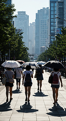 JPG 전신 나무 편집이미지 여자 가방 그림자 들기 빌딩 여러명 성인 뒷모습 여름 햇빛 도심 더위 양산 지구온난화 기후변화 의료성형뷰티 성인여자만 편집실사 AI인물포토 AI콘텐츠 식물 잡화 계절 뷰포인트 다수 모션 날씨 사람 건물 태양 도시 변화 CG 여자만 성인만 파일형식 AI포토