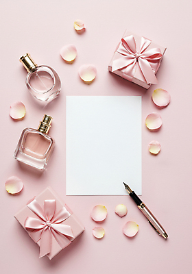 JPG 편집이미지 꽃잎 리본 종이 분홍색 사람없음 선물상자 만년필 향수 성년의날 카피스페이스 편집실사 AI포토 AI콘텐츠 기념일 꽃 컬러 선물 상자 펜 화장품 공백 CG 파일형식