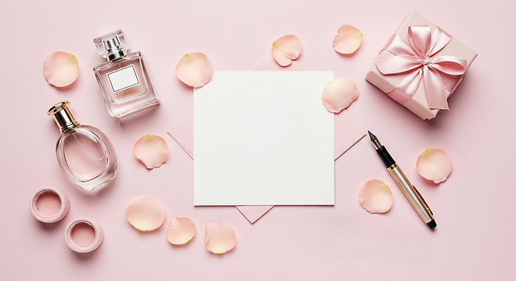 JPG 편집이미지 꽃잎 리본 종이 분홍색 사람없음 선물상자 만년필 향수 성년의날 카피스페이스 편집실사 AI포토 AI콘텐츠 기념일 꽃 컬러 선물 상자 펜 화장품 공백 CG 파일형식