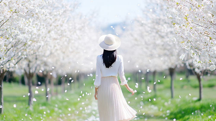 JPG 전신 편집이미지 여자 꽃잎 봄꽃 한명 잔디 성인 뒷모습 걷기 봄풍경 밀짚모자 숲길 의료성형뷰티 성인여자한명만 편집실사 AI인물포토 AI콘텐츠 식물 모자_잡화 1 꽃 길 뷰포인트 모션 사람 풍경 봄 CG 여자한명만 성인여자만 파일형식 AI포토