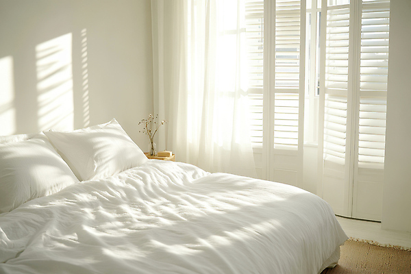 JPG 식물 편집이미지 창문 탁자 사람없음 빛 햇빛 꽃병 침실 침대 커튼 편안함 편집실사 AI포토 AI콘텐츠 꽃 가구 태양 감각 CG 파일형식