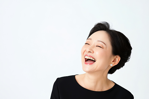 JPG 편집이미지 여자 중년 한명 웃음 상반신 프로필 의료성형뷰티 중년여자한명만 편집실사 AI인물포토 AI콘텐츠 1 표정 사람 성인 CG 여자한명만 중년여자만 파일형식 AI포토