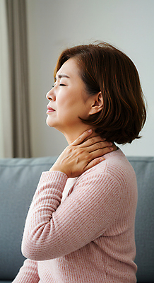 JPG 편집이미지 여자 중년 거실 한명 상반신 옆모습 고통 잡기 찡그림 질병 목디스크 갱년기 목통증 힘듦 의료성형뷰티 중년여자한명만 편집실사 AI인물포토 AI콘텐츠 1 감정 뷰포인트 컨셉 의학 모션 표정 사람 성인 CG 증상 여자한명만 중년여자만 파일형식 AI포토