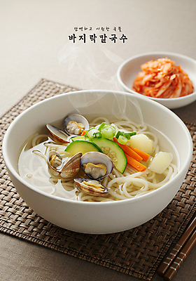 PSD 편집이미지 그릇 반찬 김치 요리 사람없음 식사 당근 수증기 국물 파 애호박 바지락 바지락칼국수 테이블매트 이미지편집 식기 한식 음식 채소 호박 조개 뿌리채소 식탁보 칼국수 파일형식