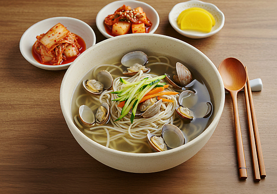 JPG 편집이미지 그릇 반찬 수저 요리 사람없음 식사 당근 깍두기 단무지 국물 애호박 바지락 바지락칼국수 수저받침대 이미지편집 편집실사 AI포토 AI콘텐츠 식기 음식 호박 조개 김치 뿌리채소 받침대 CG 칼국수 파일형식