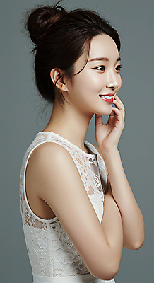 JPG 편집이미지 여자 한명 미소 상반신 성인 옆모습 뷰티 손들기 의료성형뷰티 성인여자한명만 편집실사 AI인물포토 AI콘텐츠 1 뷰포인트 모션 표정 사람 CG 여자한명만 성인여자만 파일형식 AI포토