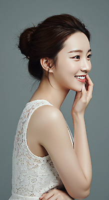 JPG 편집이미지 여자 한명 미소 상반신 성인 옆모습 뷰티 손들기 의료성형뷰티 성인여자한명만 편집실사 AI인물포토 AI콘텐츠 1 뷰포인트 모션 표정 사람 CG 여자한명만 성인여자만 파일형식 AI포토