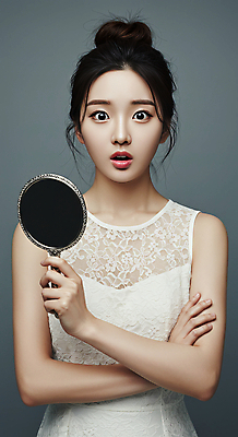 JPG 편집이미지 여자 한명 들기 상반신 성인 뷰티 팔짱 손거울 의료성형뷰티 성인여자한명만 편집실사 AI인물포토 AI콘텐츠 1 모션 사람 거울 CG 여자한명만 성인여자만 파일형식 AI포토