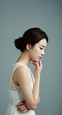 JPG 편집이미지 여자 한명 상반신 성인 옆모습 뷰티 손들기 고민 의료성형뷰티 성인여자한명만 편집실사 AI인물포토 AI콘텐츠 1 감정 뷰포인트 모션 사람 CG 여자한명만 성인여자만 파일형식 AI포토