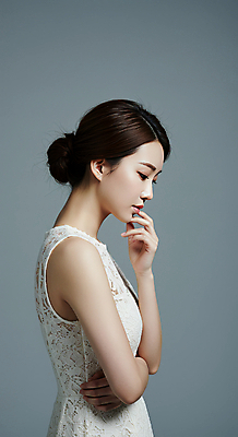 JPG 편집이미지 여자 한명 상반신 성인 옆모습 뷰티 손들기 고민 의료성형뷰티 성인여자한명만 편집실사 AI인물포토 AI콘텐츠 1 감정 뷰포인트 모션 사람 CG 여자한명만 성인여자만 파일형식 AI포토