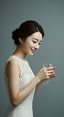 JPG 편집이미지 여자 와인잔 한명 미소 들기 상반신 성인 옆모습 뷰티 의료성형뷰티 성인여자한명만 편집실사 AI인물포토 AI콘텐츠 1 뷰포인트 술잔 모션 표정 사람 CG 여자한명만 성인여자만 파일형식 AI포토