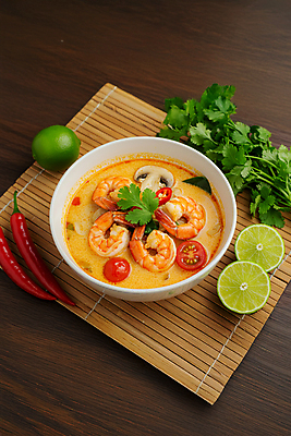 JPG 편집이미지 잎 방울토마토 고추 새우 사람없음 전통음식 고수 해산물 양송이 라임 국물 테이블매트 똠얌꿍 편집실사 AI포토 AI콘텐츠 식물 전통 음식 토마토 채소 과일 갑각류 버섯 식탁보 향신료 CG 태국음식 파일형식