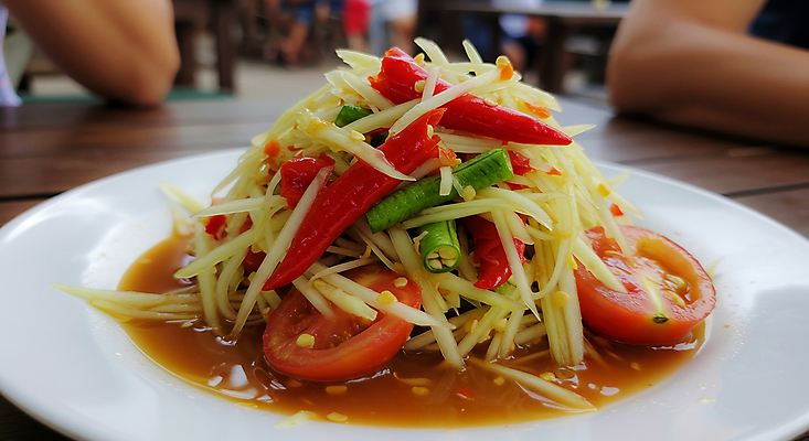 JPG 편집이미지 접시 태국 방울토마토 고추 사람없음 전통음식 땅콩 나무탁자 쏨땀 편집실사 AI포토 AI콘텐츠 전통 식기 아시아 음식 토마토 채소 탁자 견과류 CG 태국음식 파일형식