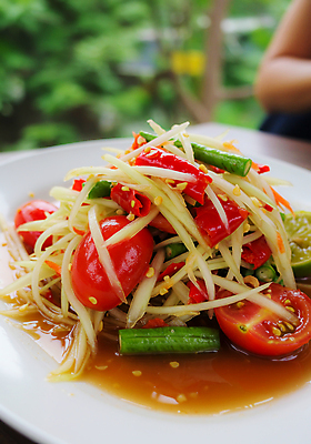 JPG 편집이미지 접시 태국 방울토마토 자연 고추 사람없음 전통음식 땅콩 쏨땀 편집실사 AI포토 AI콘텐츠 전통 식기 아시아 음식 토마토 채소 견과류 CG 생태계 태국음식 파일형식