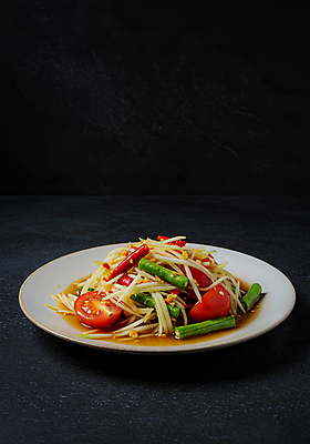 JPG 편집이미지 접시 태국 방울토마토 고추 사람없음 검은색 전통음식 땅콩 쏨땀 편집실사 AI포토 AI콘텐츠 전통 식기 아시아 음식 컬러 토마토 채소 견과류 CG 태국음식 파일형식