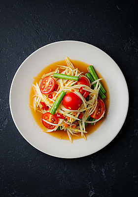 JPG 편집이미지 접시 태국 방울토마토 고추 사람없음 검은색 전통음식 땅콩 쏨땀 편집실사 AI포토 AI콘텐츠 전통 식기 아시아 음식 컬러 토마토 채소 견과류 CG 태국음식 파일형식