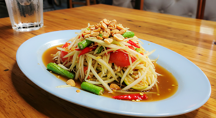 JPG 편집이미지 접시 태국 방울토마토 고추 사람없음 전통음식 땅콩 나무탁자 쏨땀 편집실사 AI포토 AI콘텐츠 전통 식기 아시아 음식 토마토 채소 탁자 견과류 CG 태국음식 파일형식