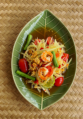 JPG 편집이미지 접시 태국 방울토마토 고추 새우 사람없음 전통음식 땅콩 나뭇잎모양 쏨땀 편집실사 AI포토 AI콘텐츠 모양 전통 식기 아시아 음식 토마토 채소 나뭇잎 갑각류 견과류 CG 태국음식 파일형식