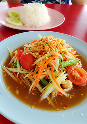 JPG 편집이미지 접시 태국 방울토마토 고추 식탁 밥 사람없음 전통음식 땅콩 쏨땀 편집실사 AI포토 AI콘텐츠 전통 식기 아시아 음식 토마토 채소 탁자 견과류 CG 태국음식 파일형식