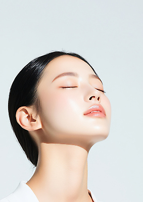 JPG 편집이미지 여자 얼굴 한명 미소 성인 빛 눈감음 피부 피부관리 고개들기 광택 의료성형뷰티 성인여자한명만 편집실사 AI인물포토 AI콘텐츠 1 모션 표정 사람 신체부위 뷰티 CG 여자한명만 성인여자만 파일형식 AI포토