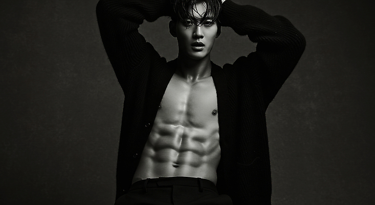 JPG 편집이미지 남자 흑백 한명 상반신 성인 앞모습 운동 손들기 재킷 복근 의료성형뷰티 성인남자한명만 바디프로필 편집실사 AI인물포토 AI콘텐츠 1 뷰포인트 모션 근육 촬영기법 건강 사람 헬스 외투 CG 남자한명만 성인남자만 파일형식 AI포토