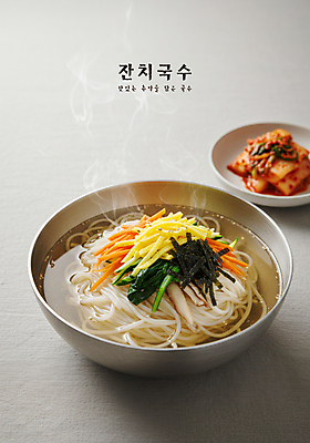 PSD 편집이미지 그릇 접시 김치 사람없음 당근 면류 연기 김 수증기 깨 시금치 지단 김가루 잔치국수 이미지편집 식기 한식 음식 채소 식재료 뿌리채소 고명 조미료 해조류 김_해조류 가루 국수 파일형식