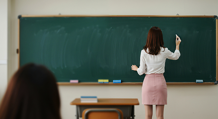 JPG 편집이미지 학생 여자 의자 학교 청소년 서기 미소 앉기 성인 두명 뒷모습 학습 머리 교사 칠판 기록 잡기 가르침 스승의날 책상 분필 감사 칠판지우개 의료성형뷰티 여자만 편집실사 AI인물포토 AI콘텐츠 직업 교육 기념일 감정 뷰포인트 가구 모션 표정 사람 신체부위 CG 초크 파일형식 AI포토