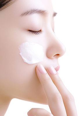 JPG 편집이미지 여자 얼굴 한명 근접촬영 성인 눈감음 크림 피부관리 바르기 의료성형뷰티 성인여자한명만 편집실사 AI인물포토 AI콘텐츠 1 뷰포인트 모션 사람 신체부위 뷰티 CG 여자한명만 성인여자만 파일형식 AI포토