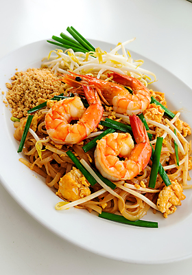 JPG 편집이미지 접시 태국 새우 요리 사람없음 전통음식 땅콩 숙주 팟타이 맛있는 편집실사 AI포토 AI콘텐츠 전통 식기 아시아 음식 갑각류 견과류 CG 태국음식 파일형식