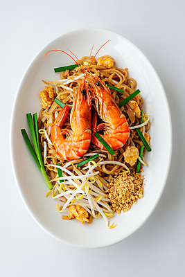 JPG 편집이미지 접시 태국 새우 요리 사람없음 전통음식 땅콩 쪽파 숙주 팟타이 맛있는 편집실사 AI포토 AI콘텐츠 전통 식기 아시아 음식 갑각류 견과류 CG 파 태국음식 파일형식