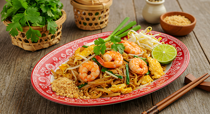 JPG 편집이미지 접시 젓가락 태국 새우 요리 사람없음 바구니 계란 전통음식 고수 땅콩 라임 나무탁자 숙주 젓가락받침대 팟타이 맛있는 편집실사 AI포토 AI콘텐츠 전통 식기 아시아 음식 과일 탁자 수저 갑각류 알 견과류 향신료 CG 수저받침대 태국음식 파일형식