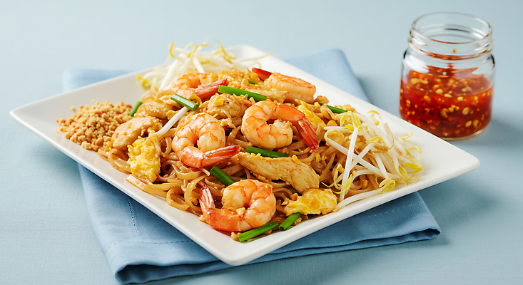 JPG 편집이미지 태국 새우 요리 사람없음 계란 전통음식 소스 병 사각접시 숙주 테이블매트 팟타이 맛있는 편집실사 AI포토 AI콘텐츠 전통 식기 접시 아시아 음식 갑각류 알 식탁보 양념 CG 태국음식 파일형식