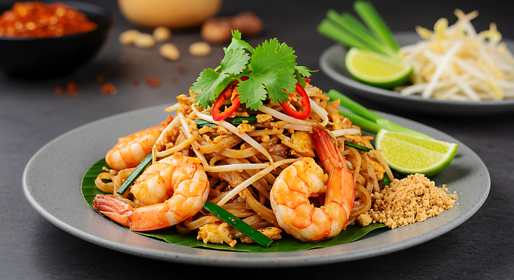 JPG 편집이미지 접시 태국 새우 요리 사람없음 전통음식 고수 홍고추 땅콩 라임 숙주 팟타이 맛있는 편집실사 AI포토 AI콘텐츠 전통 식기 아시아 음식 과일 고추 갑각류 견과류 향신료 CG 태국음식 파일형식